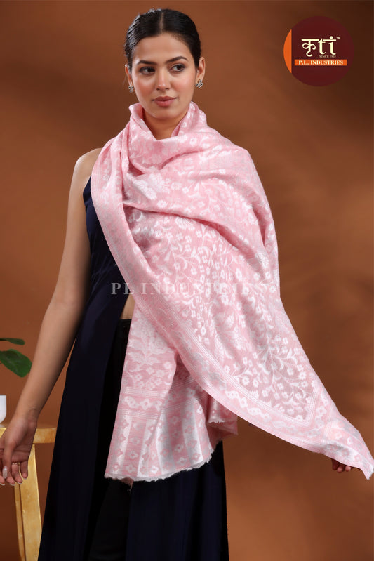 लड़कियों के लिए KRITI प्रीमियम फ्लोरल डिज़ाइन वाला फाइन ऊनी गुलाबी रंग का स्टोल