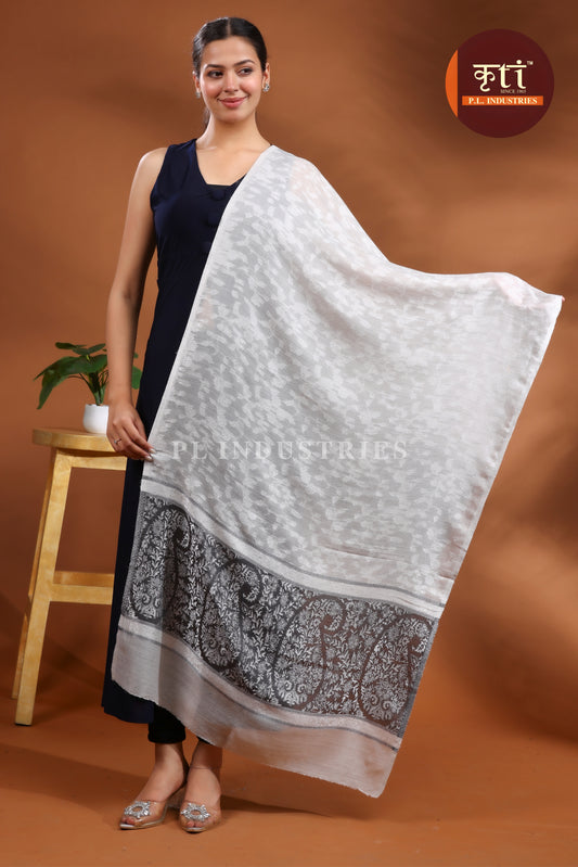 KRITI प्रीमियम दोहरे पैटर्न डिज़ाइन वाली महीन ऊनी सफ़ेद रंग की स्टोल लड़कियों के लिए