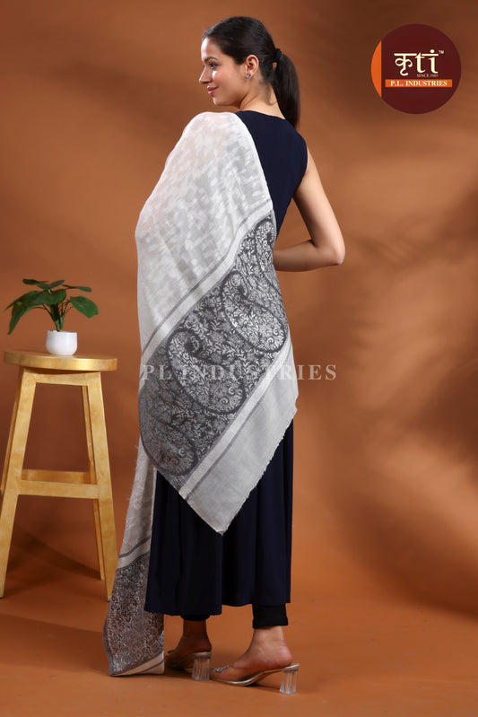 KRITI प्रीमियम दोहरे पैटर्न डिज़ाइन वाली महीन ऊनी सफ़ेद रंग की स्टोल लड़कियों के लिए