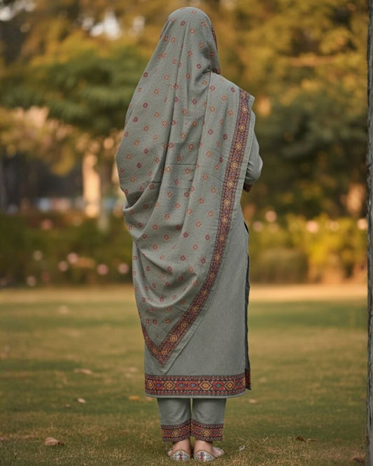 KRITI महिलाओं के लिए डिजिटल प्रिंट ऊनी ग्रे रंग का अनस्टिच्ड फ़ैब्रिक सूट सेट विंटरवियर