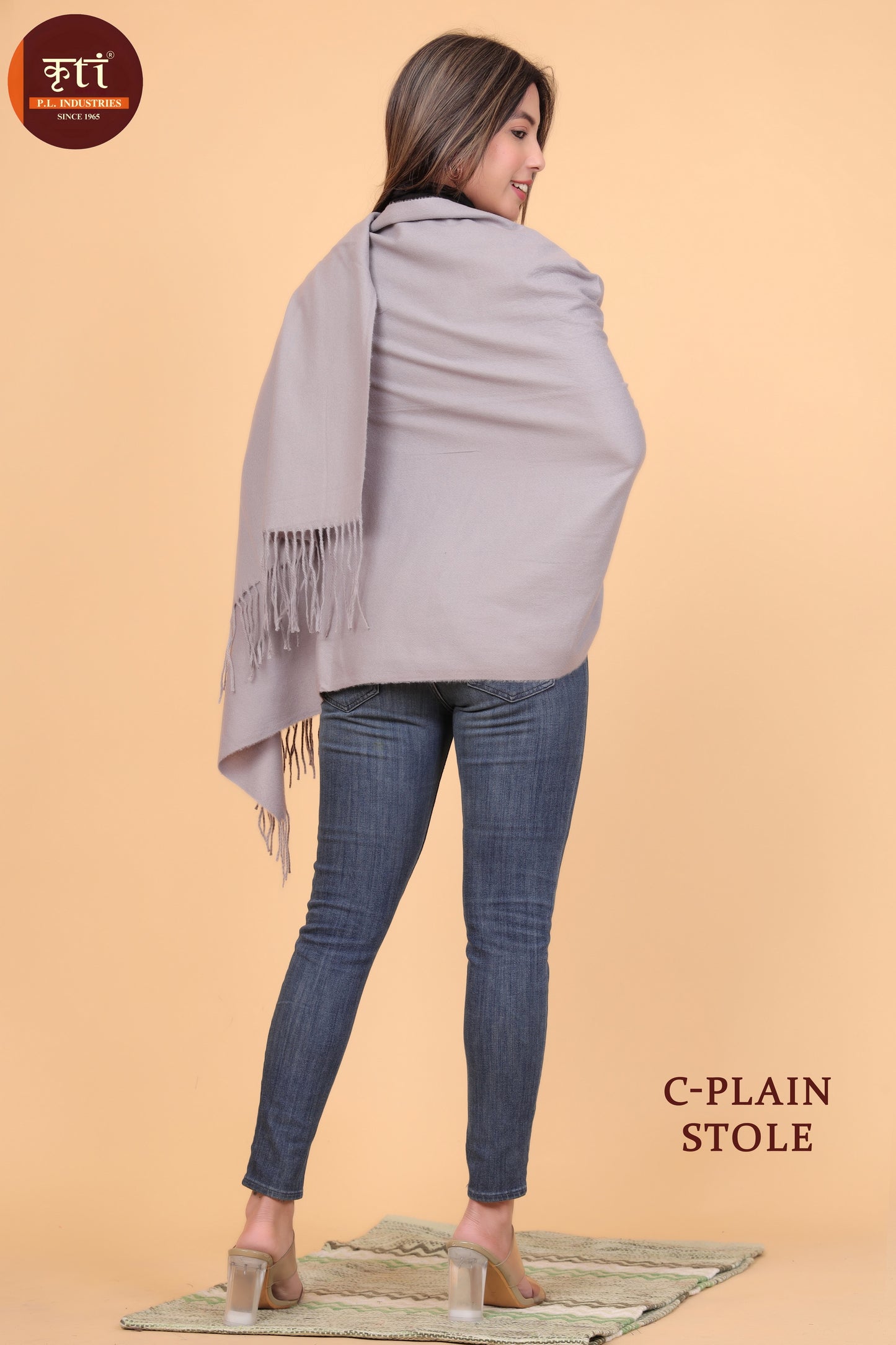 कृति प्लेन डिज़ाइन ऊनी ग्रे रंग का स्टोल लड़कियों के लिए