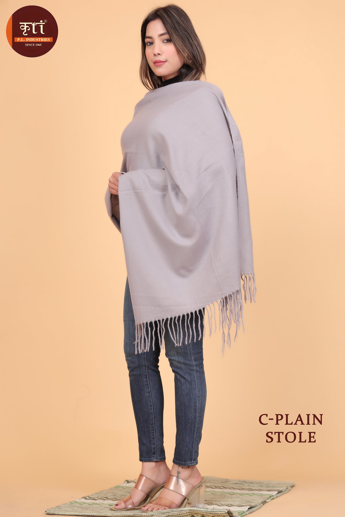 कृति प्लेन डिज़ाइन ऊनी ग्रे रंग का स्टोल लड़कियों के लिए