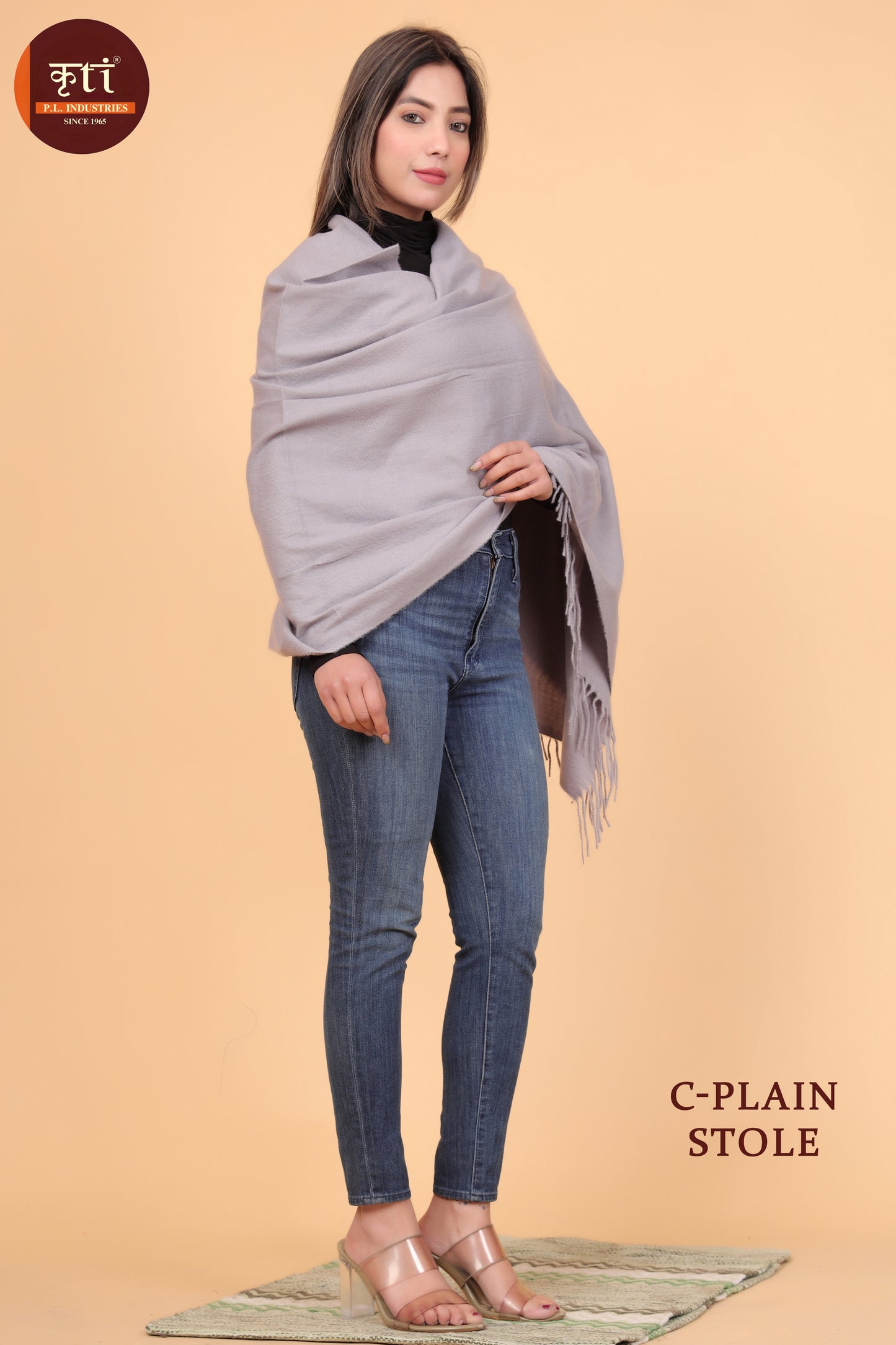 कृति प्लेन डिज़ाइन ऊनी ग्रे रंग का स्टोल लड़कियों के लिए