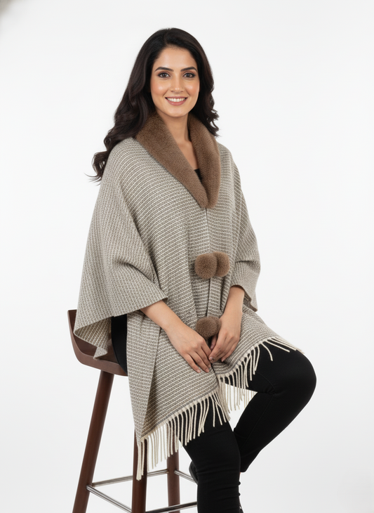 महिलाओं के लिए फॉक्स फर कॉलर पोंचो रैप - फ्रिंज के साथ ओवरसाइज़्ड ओपन फ्रंट केप