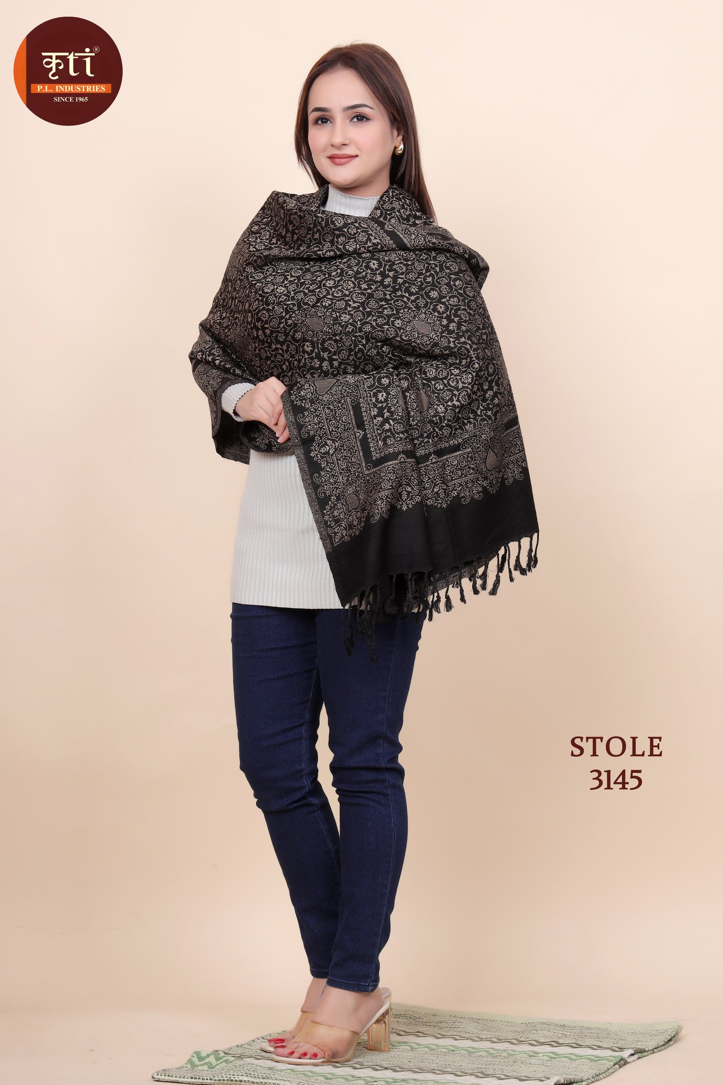 लड़कियों के लिए KRITI फ्लोरल पैटर्न ऊनी काले रंग का स्टोल