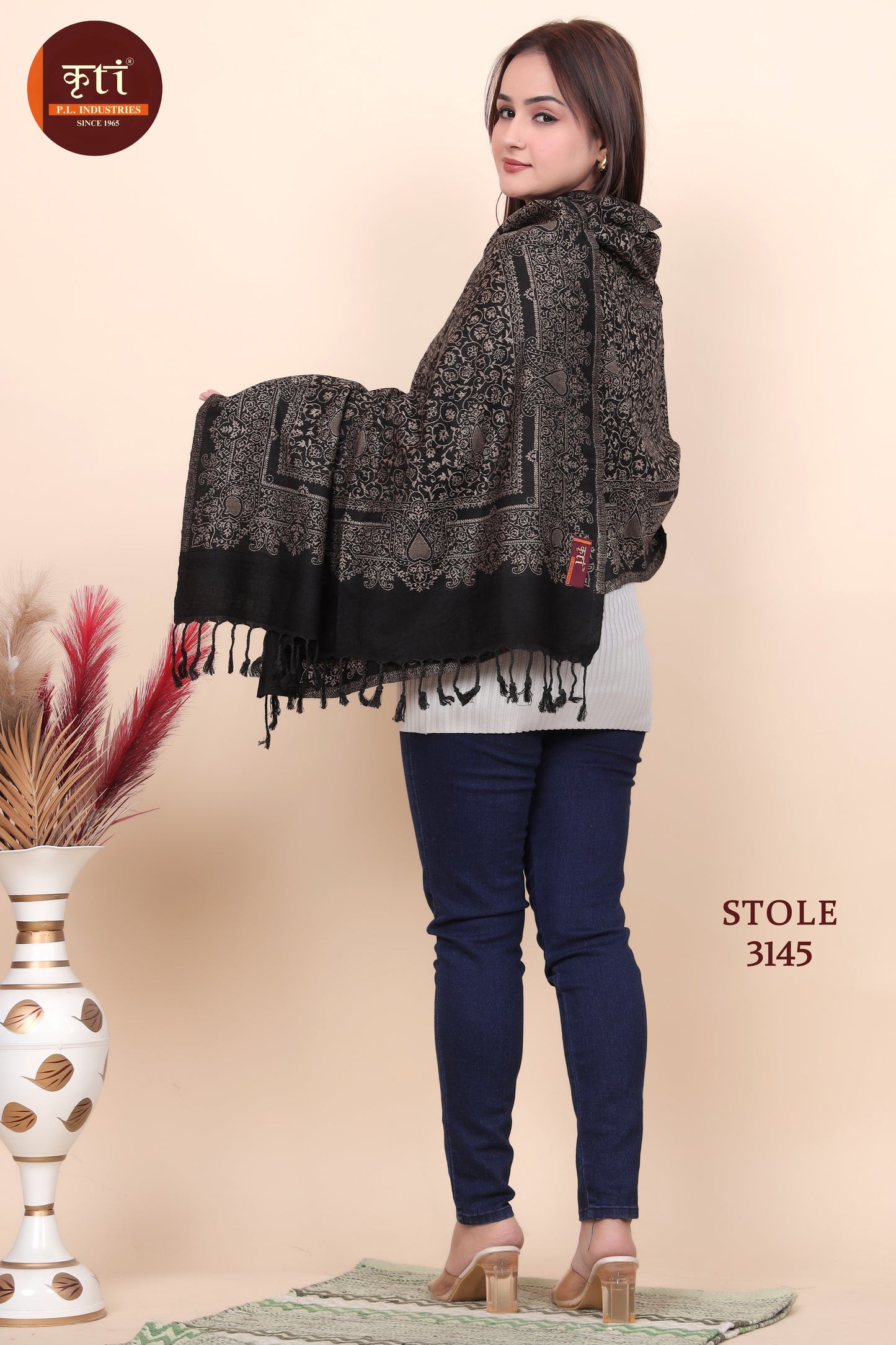 लड़कियों के लिए KRITI फ्लोरल पैटर्न ऊनी काले रंग का स्टोल