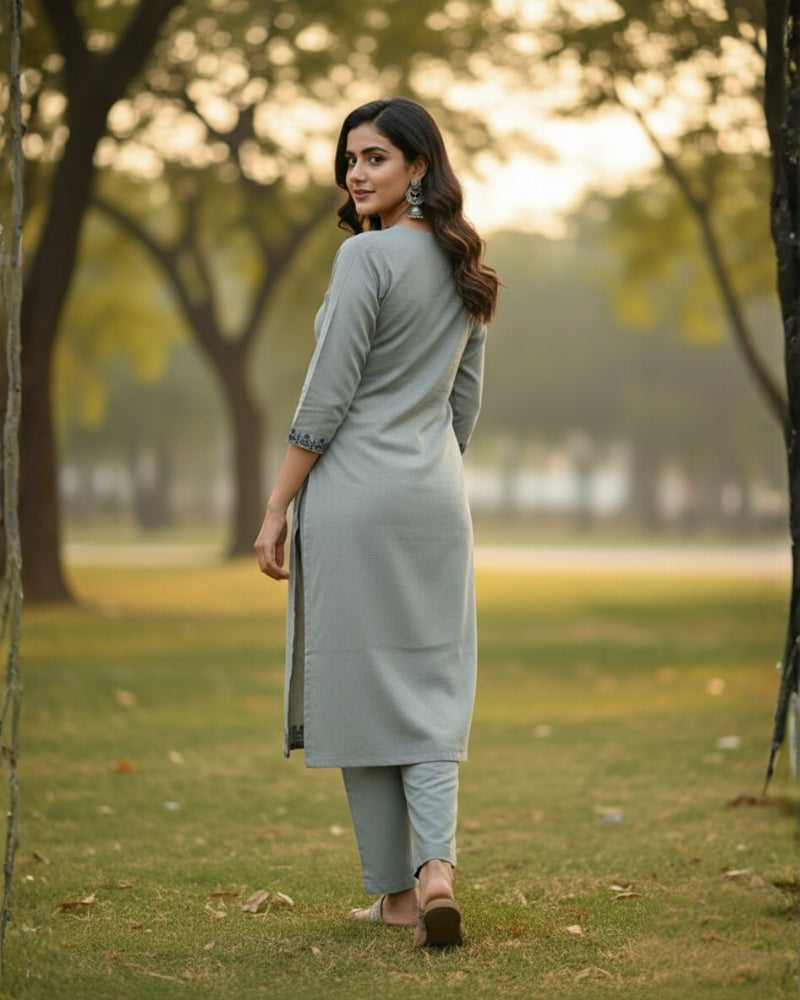 कृति ऊनी कढ़ाईदार सिले सूट ग्रे रंग महिलाओं के लिए सर्दियों