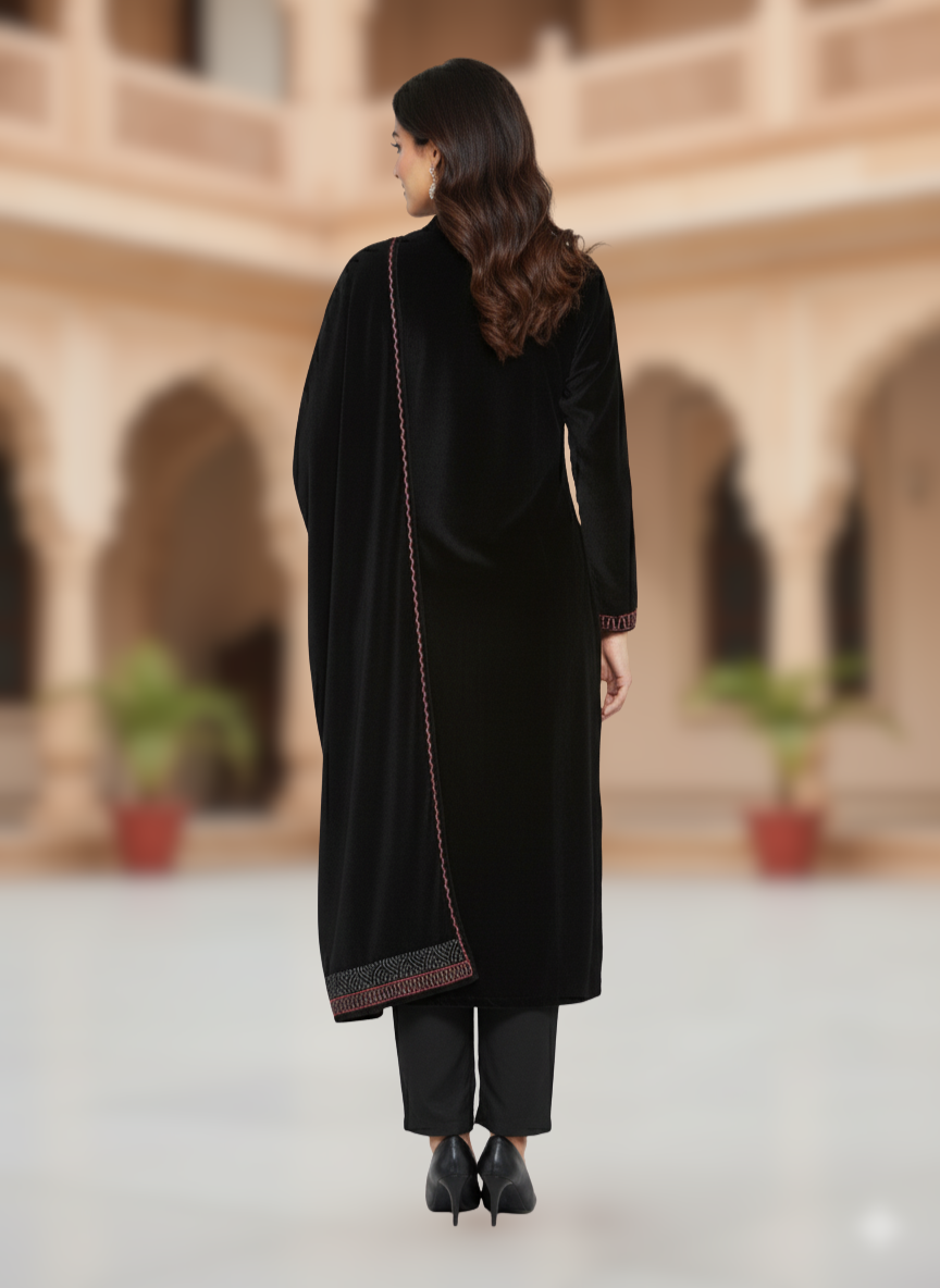 KRITI विंटर वेलवेट 3 पीस कढ़ाई कुर्ती सेट काले रंग में महिलाओं के लिए