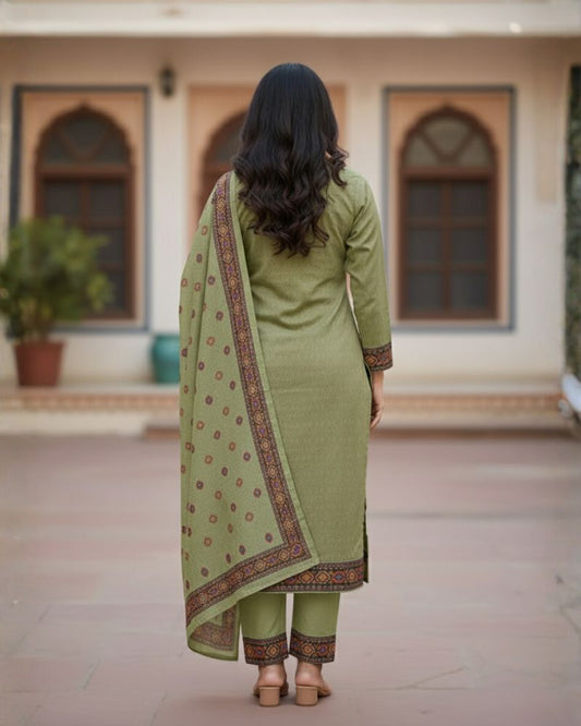 KRITI महिलाओं के लिए डिजिटल प्रिंट ऊनी हरा रंग अनस्टिच्ड फ़ैब्रिक सूट सेट विंटरवियर 