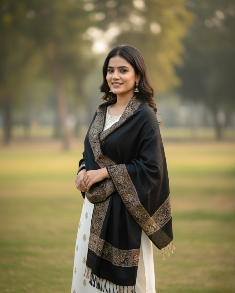 महिलाओं के लिए KRITI बॉर्डर डिज़ाइन वाला गर्म ऊनी काले रंग का शॉल