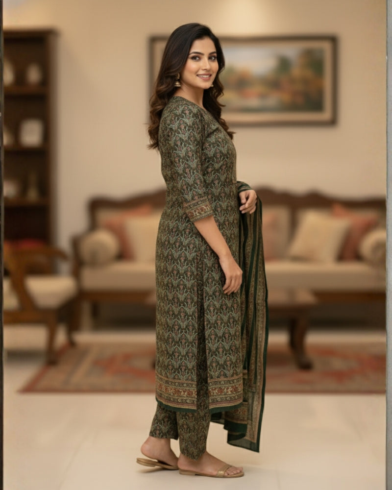 महिलाओं के लिए KRITI विंटर ऊनी अनस्टिच्ड सूट हरा रंग