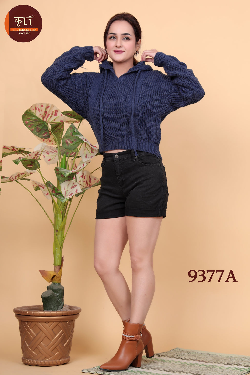 महिलाओं के लिए KRITI विंटर स्टाइलिश रेनबो टॉप नेवी ब्लू रंग