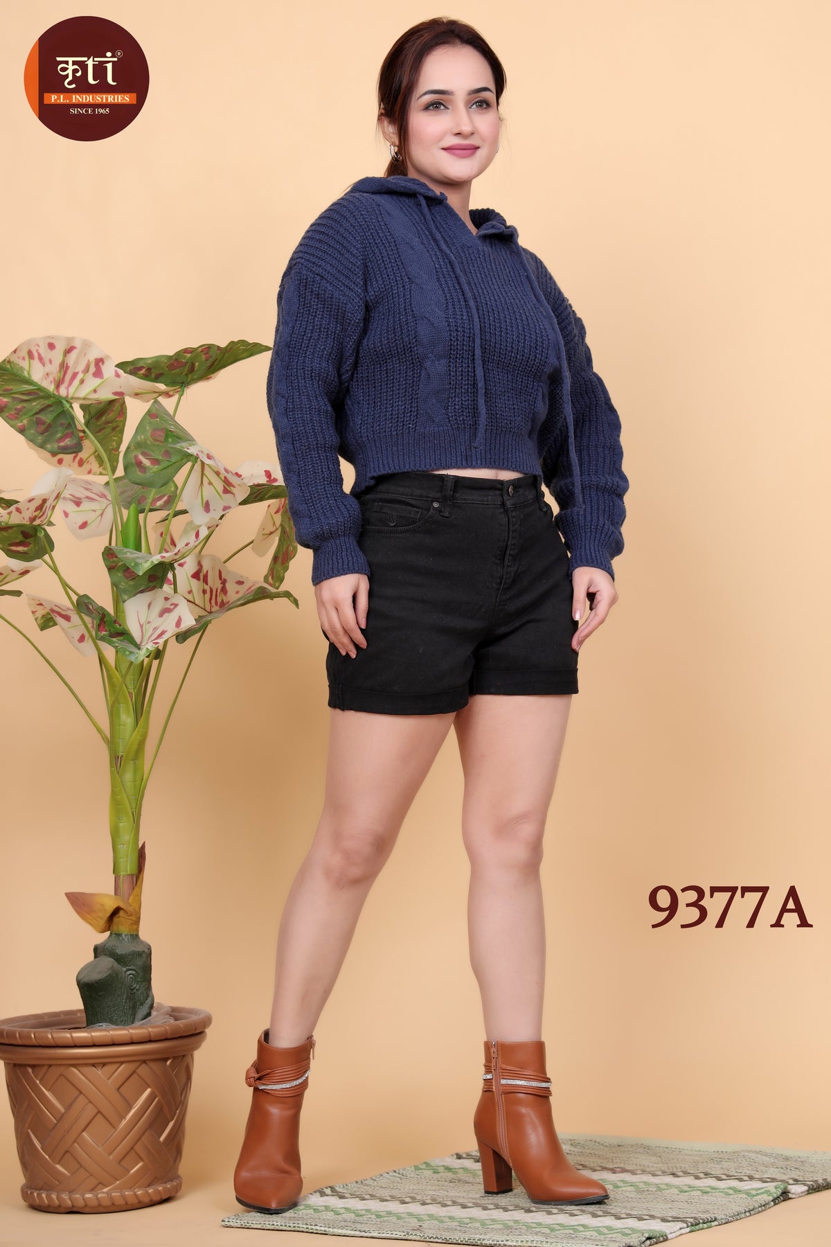 महिलाओं के लिए KRITI विंटर स्टाइलिश रेनबो टॉप नेवी ब्लू रंग