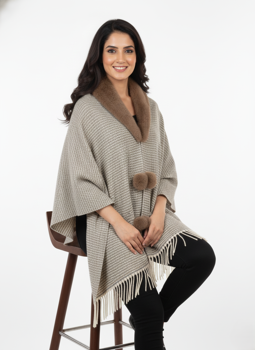 महिलाओं के लिए फॉक्स फर कॉलर पोंचो रैप - फ्रिंज के साथ ओवरसाइज़्ड ओपन फ्रंट केप