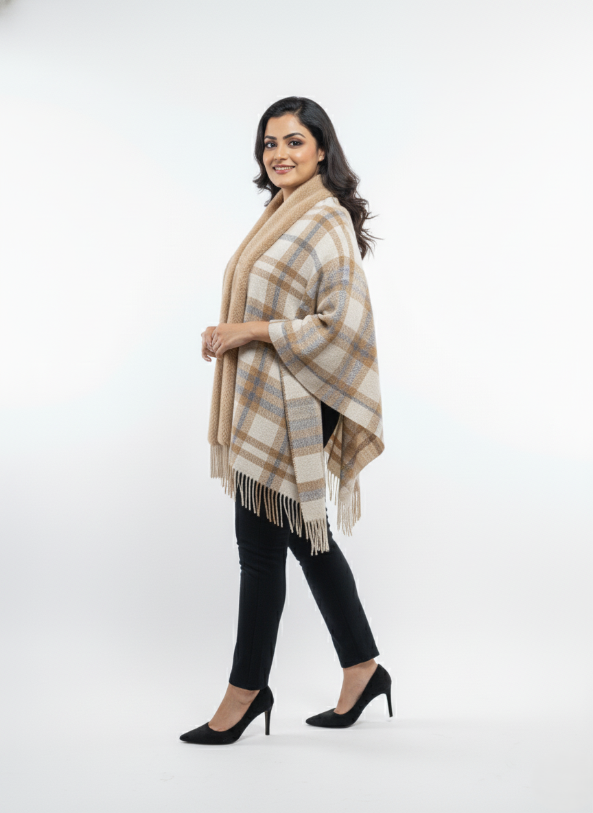 महिलाओं के लिए शानदार चेक पोंचो केप, कृत्रिम फर कॉलर के साथ | सर्दियों के लिए गर्म ऊनी मिश्रण रैप