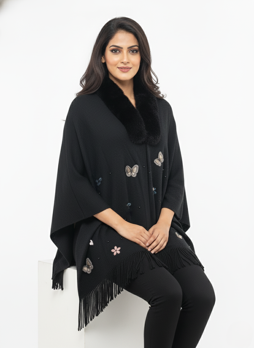 महिलाओं के लिए शानदार काला बुना हुआ पोंचो केप, कृत्रिम फर कॉलर के साथ | कढ़ाईदार तितली और मनके वाला विंटर रैप