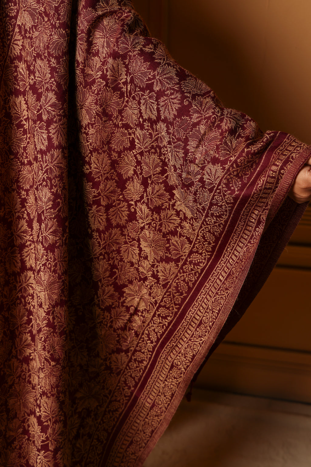 Winter woollen Chinar Patti design stole - Wine